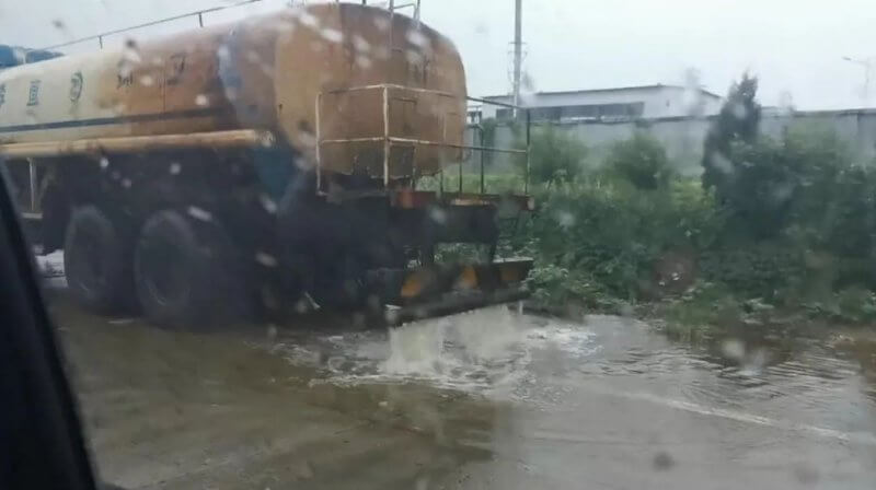 污水處理廠遲遲未開工 山東一企業將廢水排到馬路上